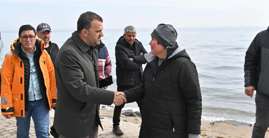 Süleymanpaşa Belediyesi, Kumbağ'dan Altınova'ya tüm sahil şeritlerini yaza hazırlıyor. Yol, peyzaj ve aydınlatma çalışmaları yerinde denetlendi.