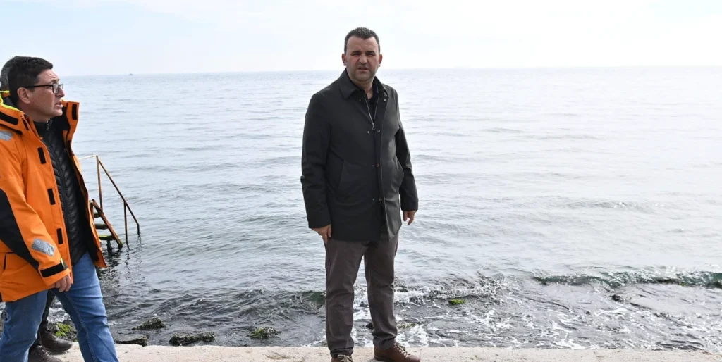 Süleymanpaşa Belediyesi, Kumbağ'dan Altınova'ya tüm sahil şeritlerini yaza hazırlıyor. Yol, peyzaj ve aydınlatma çalışmaları yerinde denetlendi.