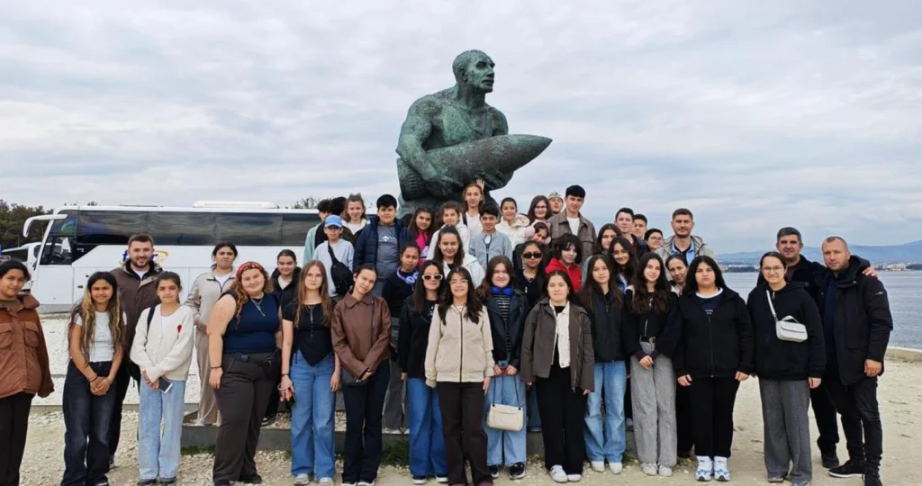 Süloğlu Kaymakamı Emin Cevat Tutar himayesinde gerçekleşen Çanakkale gezisi ile öğrenciler tarihle buluştu. Şehitler Abidesi, Conkbayırı ve Kilitbahir ziyaretlerinin detayları. Süloğlu Haberler