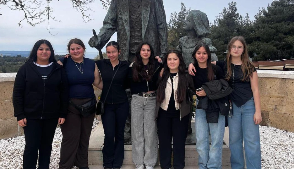 Süloğlu Kaymakamı Emin Cevat Tutar himayesinde gerçekleşen Çanakkale gezisi ile öğrenciler tarihle buluştu. Şehitler Abidesi, Conkbayırı ve Kilitbahir ziyaretlerinin detayları. Süloğlu Haberler