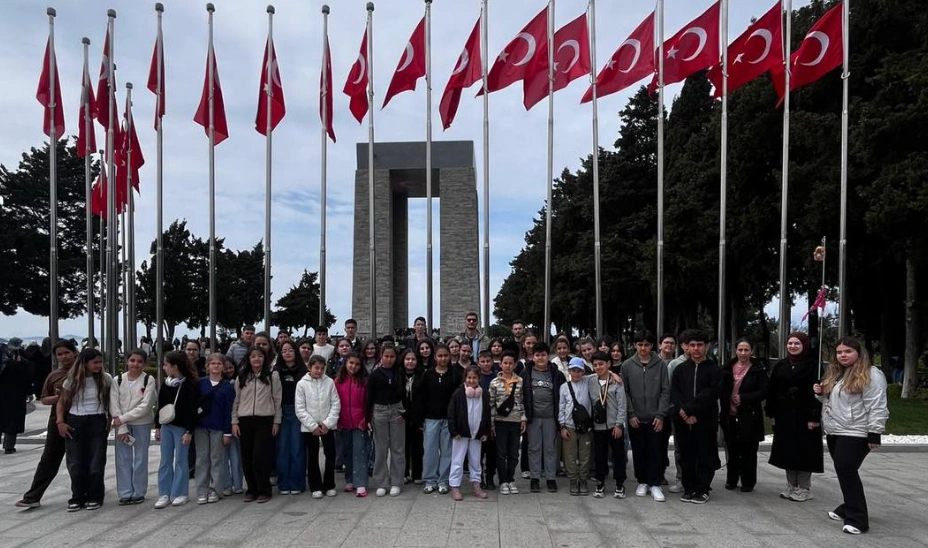 Süloğlu Kaymakamı Emin Cevat Tutar himayesinde gerçekleşen Çanakkale gezisi ile öğrenciler tarihle buluştu. Şehitler Abidesi, Conkbayırı ve Kilitbahir ziyaretlerinin detayları. Süloğlu Haberler