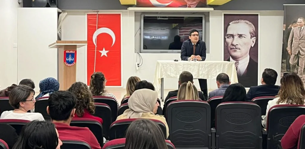 Süloğlu Kaymakamı Emin Cevat Tutar, Süloğlu İlkokulu Kariyer Günleri etkinliğine katıldı. Öğrencilere gelecek hedefleri ve kariyer planlaması hakkında rehberlik eden Kaymakam Tutar'ın ziyareti ve detaylar haberimizde.
