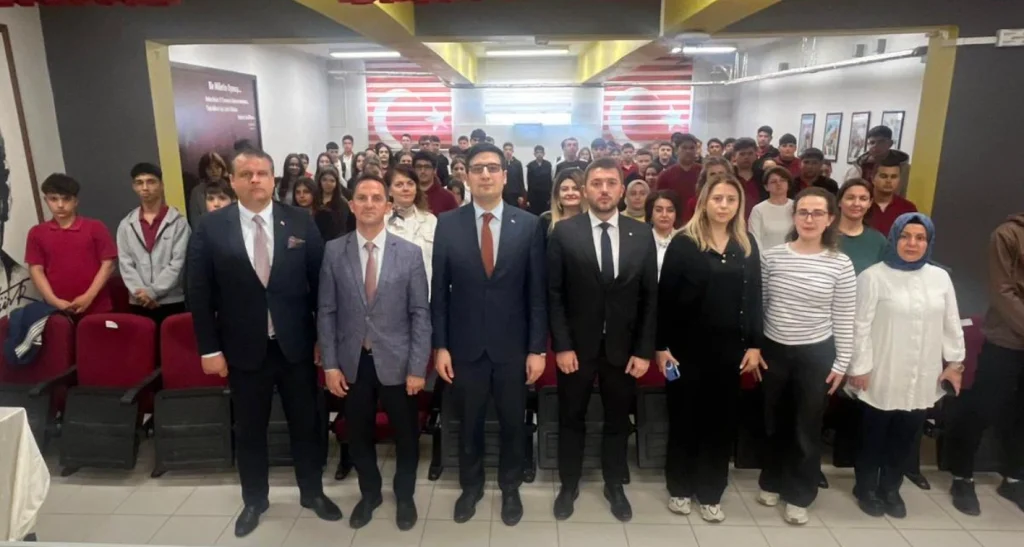 Süloğlu Kaymakamı Emin Cevat Tutar, Süloğlu İlkokulu Kariyer Günleri etkinliğine katıldı. Öğrencilere gelecek hedefleri ve kariyer planlaması hakkında rehberlik eden Kaymakam Tutar'ın ziyareti ve detaylar haberimizde.