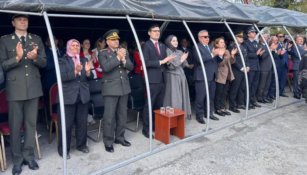 Süloğlu Kaymakamlığı koordinesinde düzenlenen 23 Nisan kutlamaları, öğrenci gösterileri ve ödül töreniyle ilçede bayram havası estirdi. Detaylar haberimizde.