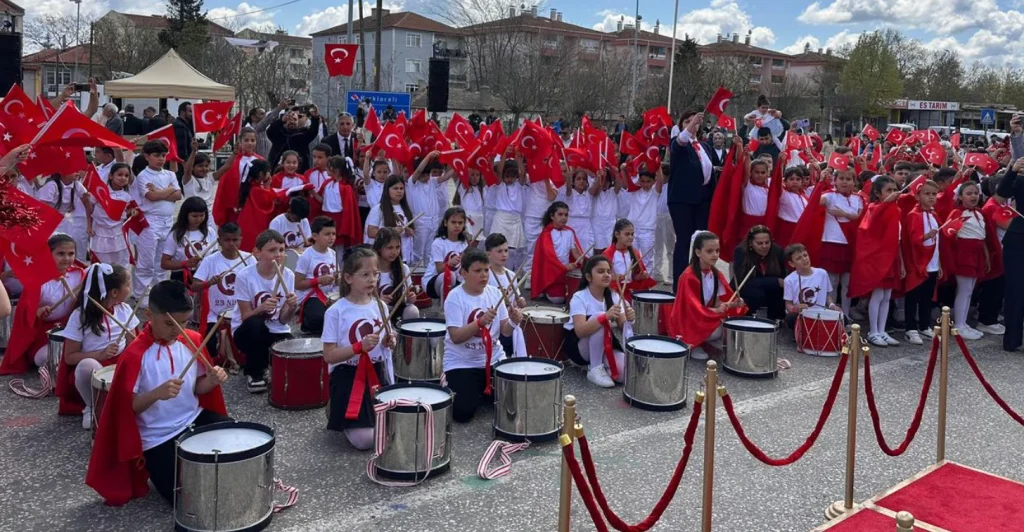 Süloğlu Kaymakamlığı koordinesinde düzenlenen 23 Nisan kutlamaları, öğrenci gösterileri ve ödül töreniyle ilçede bayram havası estirdi. Detaylar haberimizde.