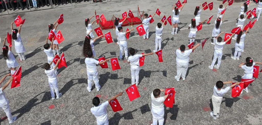 Süloğlu Kaymakamlığı koordinesinde düzenlenen 23 Nisan kutlamaları, öğrenci gösterileri ve ödül töreniyle ilçede bayram havası estirdi. Detaylar haberimizde.