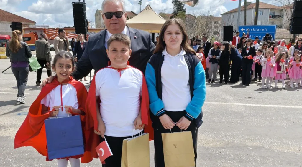Süloğlu Kaymakamlığı koordinesinde düzenlenen 23 Nisan kutlamaları, öğrenci gösterileri ve ödül töreniyle ilçede bayram havası estirdi. Detaylar haberimizde.