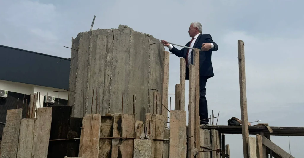 İpsala AVM önündeki süs havuzu projesinde sona yaklaşılıyor. Belediye ekiplerinin titizlikle takip ettiği çalışmalarla İpsala modern bir meydana kavuşuyor.