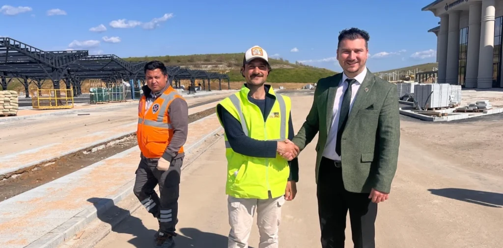 Babaeski Belediye Başkanı Fırat Yayla, TCDD Garı ve demiryolu inşaatını ziyaret etti. Projenin teknik detayları, işçi ziyaretleri ve Babaeski’nin ulaşım vizyonu hakkındaki tüm ayrıntılar haberimizde.