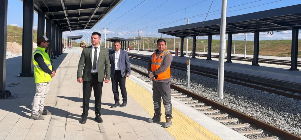 Babaeski Belediye Başkanı Fırat Yayla, TCDD Garı ve demiryolu inşaatını ziyaret etti. Projenin teknik detayları, işçi ziyaretleri ve Babaeski’nin ulaşım vizyonu hakkındaki tüm ayrıntılar haberimizde.