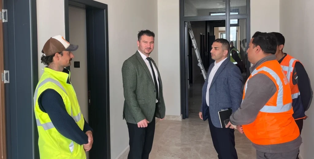 Babaeski Belediye Başkanı Fırat Yayla, TCDD Garı ve demiryolu inşaatını ziyaret etti. Projenin teknik detayları, işçi ziyaretleri ve Babaeski’nin ulaşım vizyonu hakkındaki tüm ayrıntılar haberimizde.