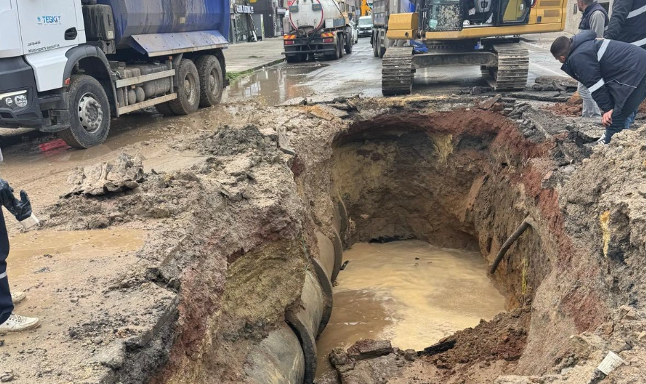 Ergene Yeşiltepe'de meydana gelen arıza için TESKİ ekipleri seferber oldu. Tekirdağ Büyükşehir Belediye Başkanı Sn. Candan Yüceer ve TESKİ yönetimi çalışmaları yakından takip ediyor.