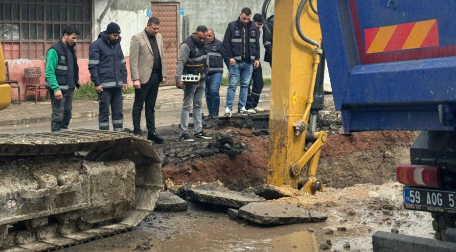 Ergene Yeşiltepe'de meydana gelen arıza için TESKİ ekipleri seferber oldu. Tekirdağ Büyükşehir Belediye Başkanı Sn. Candan Yüceer ve TESKİ yönetimi çalışmaları yakından takip ediyor.
