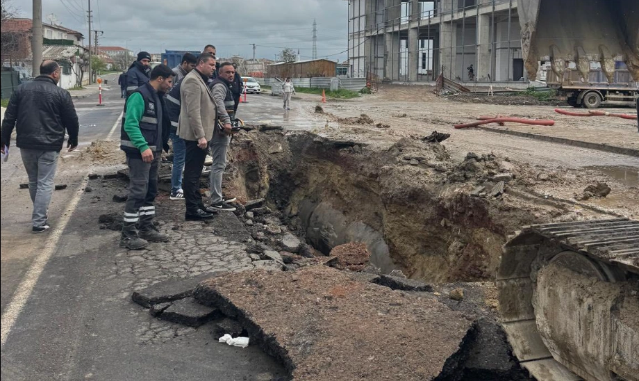 Ergene Yeşiltepe'de meydana gelen arıza için TESKİ ekipleri seferber oldu. Tekirdağ Büyükşehir Belediye Başkanı Sn. Candan Yüceer ve TESKİ yönetimi çalışmaları yakından takip ediyor.