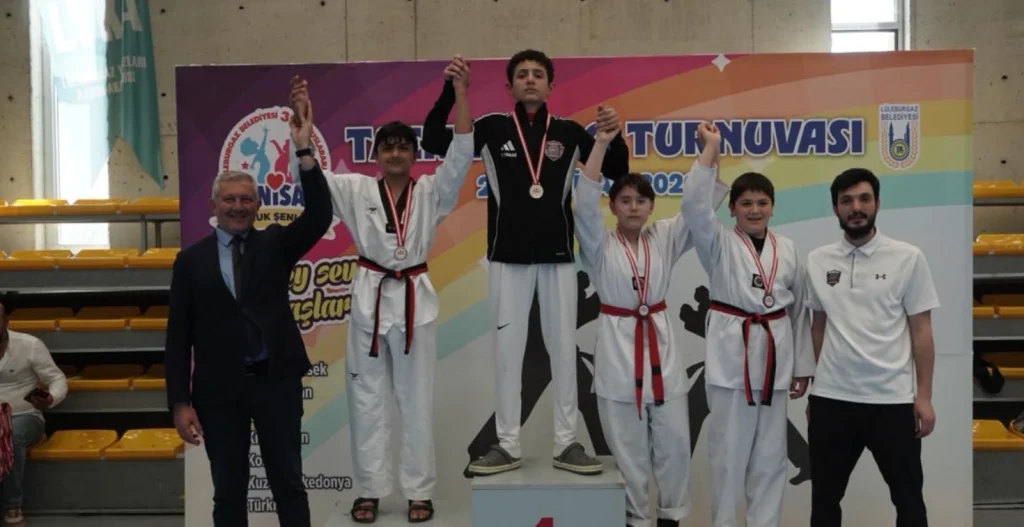 Lüleburgaz Belediyesi tarafından düzenlenen 35. Uluslararası 23 Nisan Çocuk Şenliği kapsamında Taekwondo heyecanı yaşandı. Dereceye giren sporcular madalyalarını aldı.