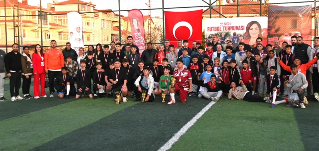 Tekirdağ Büyükşehir Belediyesi, 23 Nisan'ı Muratlı'da düzenlenen futbol turnuvasıyla kutladı. Geleceğin şampiyonları sahada Cumhuriyet coşkusunu yaşadı.