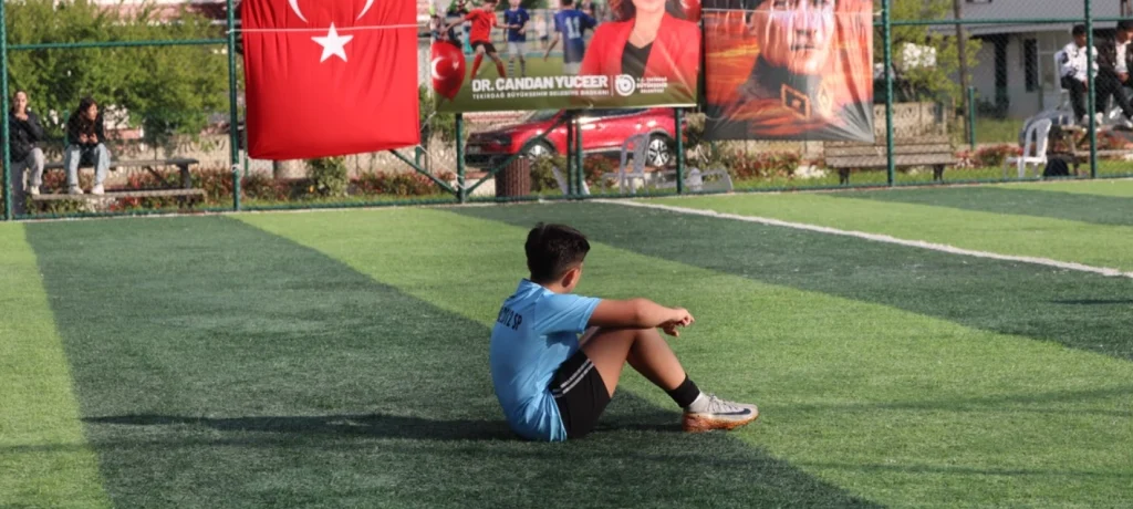 Tekirdağ Büyükşehir Belediyesi, 23 Nisan'ı Muratlı'da düzenlenen futbol turnuvasıyla kutladı. Geleceğin şampiyonları sahada Cumhuriyet coşkusunu yaşadı.