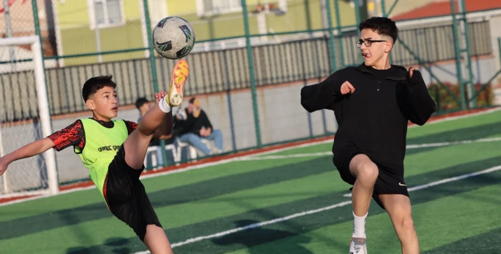 Tekirdağ Büyükşehir Belediyesi, 23 Nisan'ı Muratlı'da düzenlenen futbol turnuvasıyla kutladı. Geleceğin şampiyonları sahada Cumhuriyet coşkusunu yaşadı.