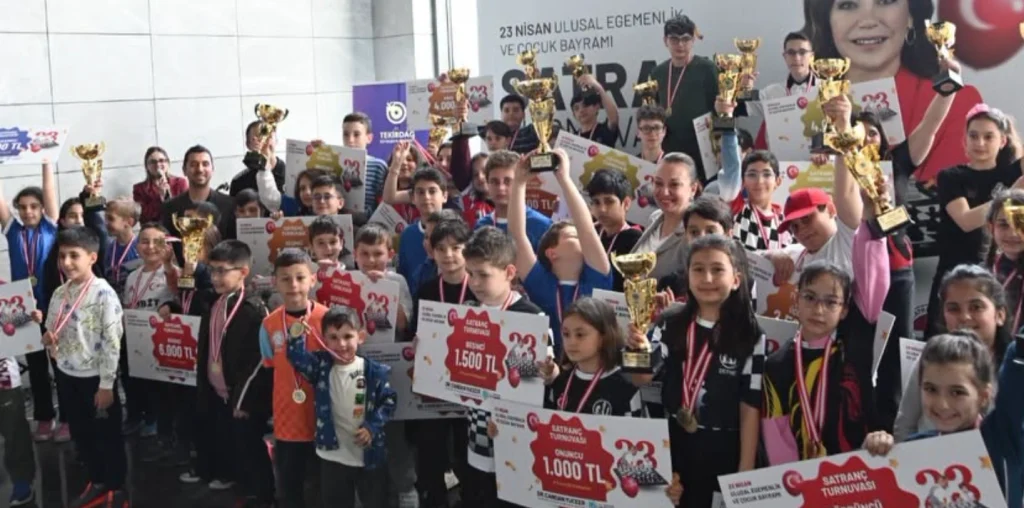 Tekirdağ Büyükşehir Belediyesi'nin düzenlediği 23 Nisan Satranç Turnuvası, yaklaşık 200 sporcunun katılımıyla tamamlandı. Detaylar ve sonuçlar için tıklayın.