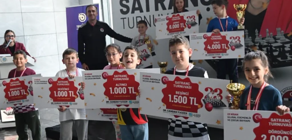 Tekirdağ Büyükşehir Belediyesi'nin düzenlediği 23 Nisan Satranç Turnuvası, yaklaşık 200 sporcunun katılımıyla tamamlandı. Detaylar ve sonuçlar için tıklayın.