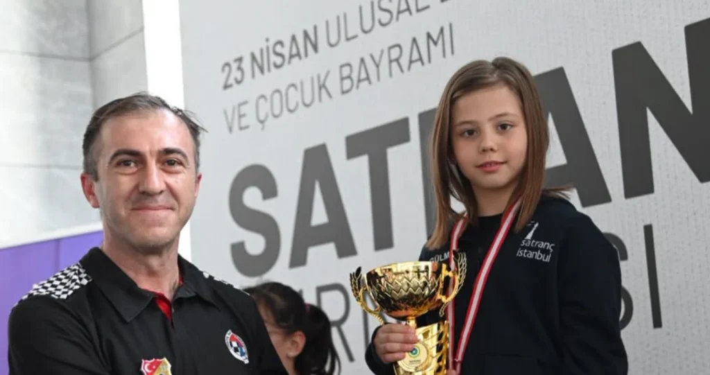 Tekirdağ Büyükşehir Belediyesi'nin düzenlediği 23 Nisan Satranç Turnuvası, yaklaşık 200 sporcunun katılımıyla tamamlandı. Detaylar ve sonuçlar için tıklayın.
