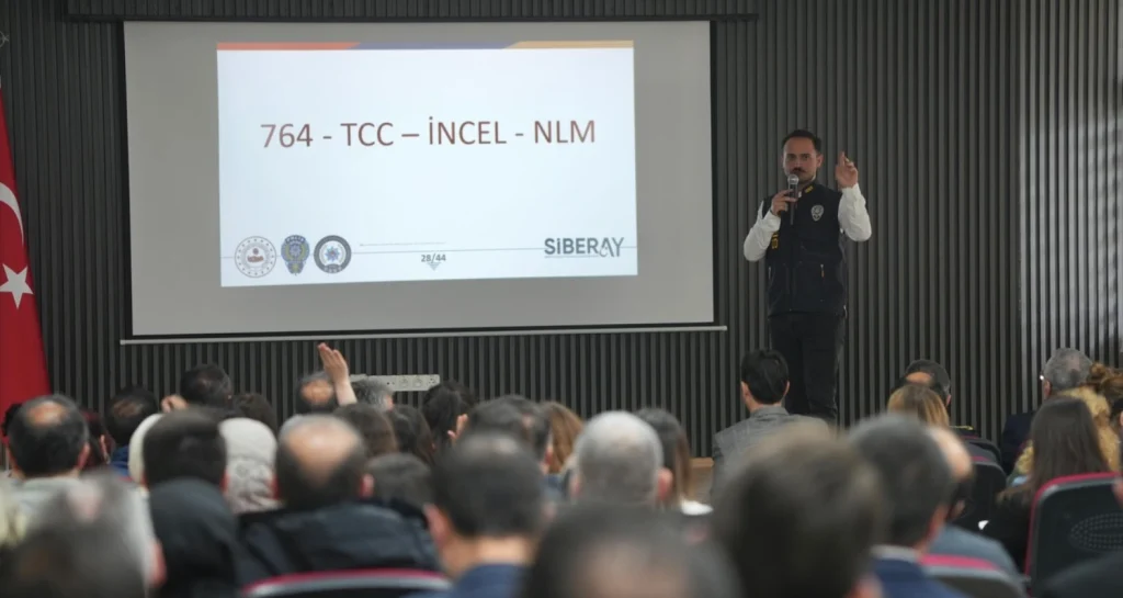 Tekirdağ Çerkezköy'de Kaymakam Nazmi Günlü ve Emniyet Müdürü A. Metin Turanlı başkanlığında okul güvenliği toplantısı yapıldı. Dijital radikalleşme ve siber farkındalık masaya yatırıldı.