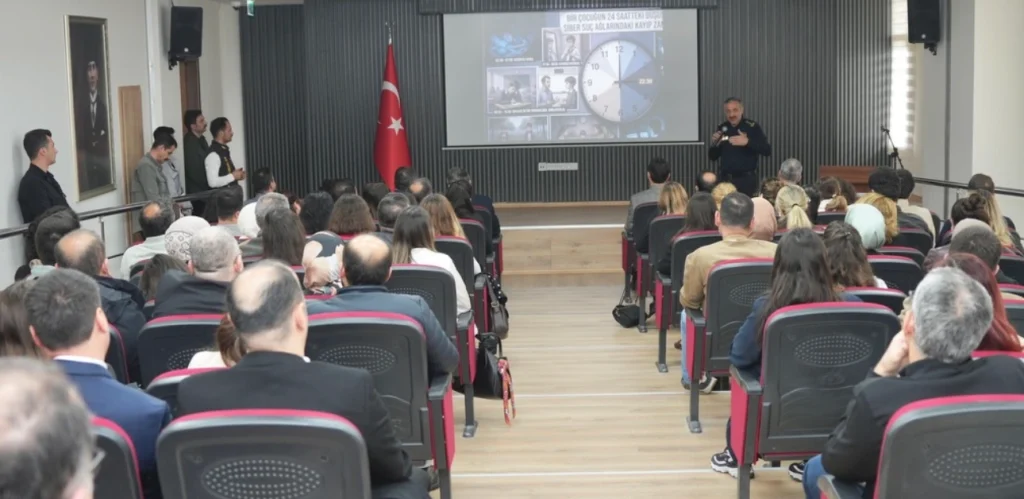 Tekirdağ Çerkezköy'de Kaymakam Nazmi Günlü ve Emniyet Müdürü A. Metin Turanlı başkanlığında okul güvenliği toplantısı yapıldı. Dijital radikalleşme ve siber farkındalık masaya yatırıldı.