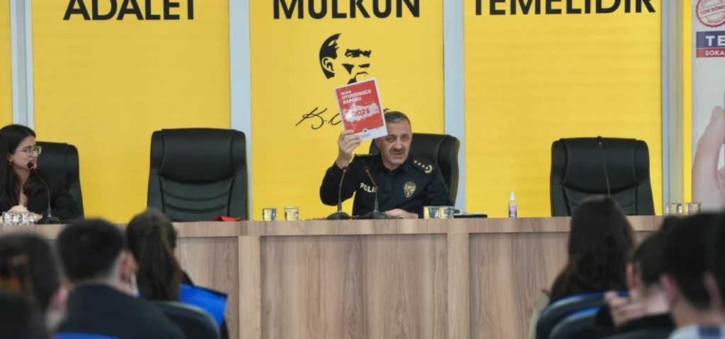 Tekirdağ Emniyeti, Namık Kemal Üniversitesi öğrencileriyle "Narko-Gençlik" projesinde buluştu. Gençlerin huzuru ve güvenliği için yürütülen saha çalışmalarının detayları haberimizde.