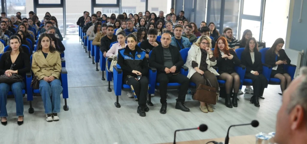 Tekirdağ Emniyeti, Namık Kemal Üniversitesi öğrencileriyle "Narko-Gençlik" projesinde buluştu. Gençlerin huzuru ve güvenliği için yürütülen saha çalışmalarının detayları haberimizde.