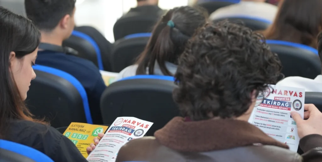 Tekirdağ Emniyeti, Namık Kemal Üniversitesi öğrencileriyle "Narko-Gençlik" projesinde buluştu. Gençlerin huzuru ve güvenliği için yürütülen saha çalışmalarının detayları haberimizde.