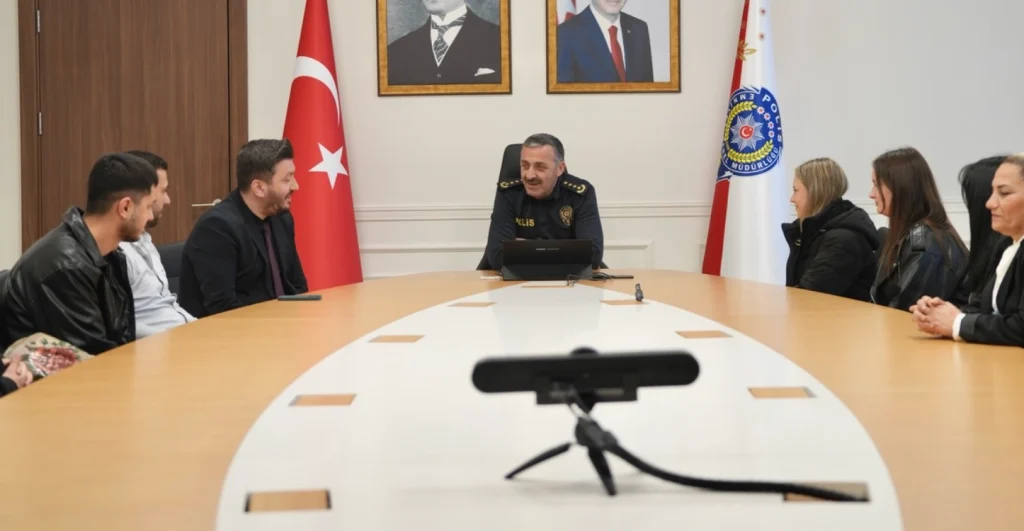 TNKÜ Yerel Yönetimler Topluluğu öğrencileri, Tekirdağ İl Emniyet Müdürü Ahmet Metin Turanlı'yı makamında ziyaret ederek mesleki tecrübelerden faydalandı.