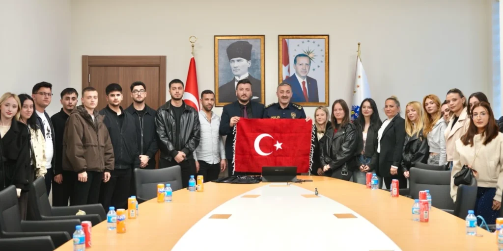 TNKÜ Yerel Yönetimler Topluluğu öğrencileri, Tekirdağ İl Emniyet Müdürü Ahmet Metin Turanlı'yı makamında ziyaret ederek mesleki tecrübelerden faydalandı.