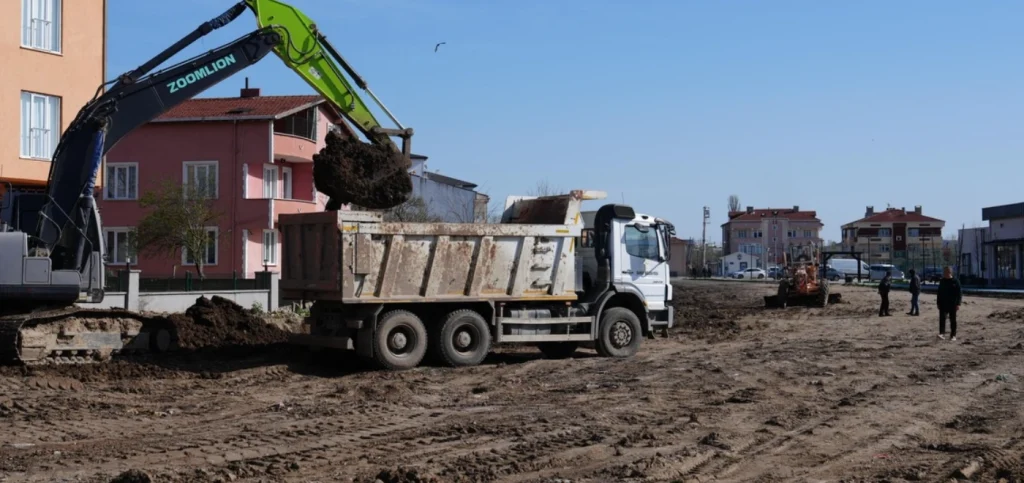 Tekirdağ Saray Belediyesi’nden dev hizmet! Kentpark projesinde otopark, altyapı ve peyzaj çalışmaları tamamlanıyor. Teknik ekibin incelemeleri ve projenin detayları haberimizde.