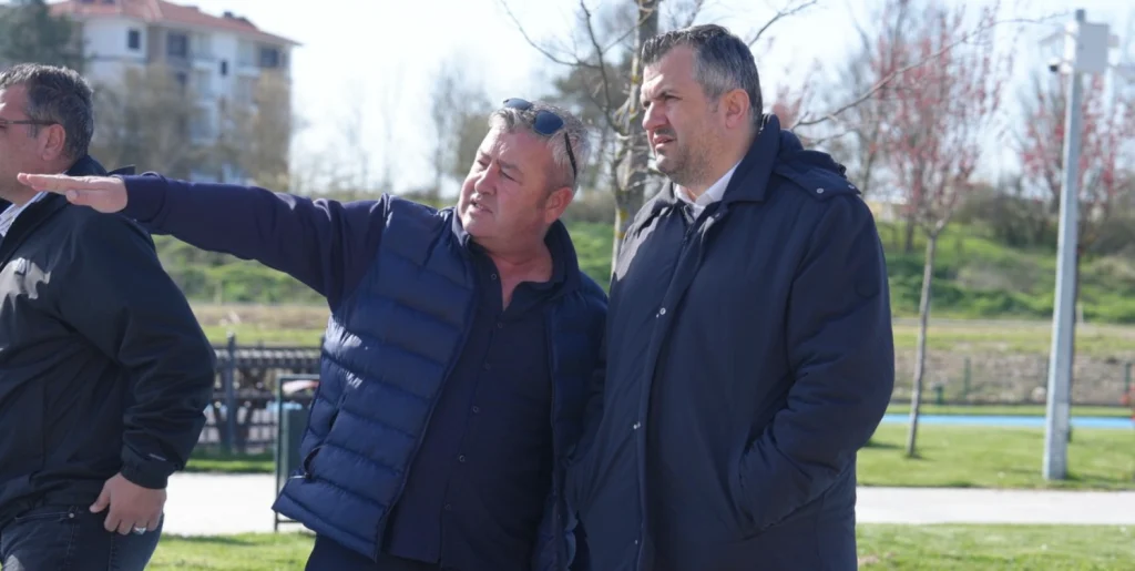 Tekirdağ Saray Belediyesi’nden dev hizmet! Kentpark projesinde otopark, altyapı ve peyzaj çalışmaları tamamlanıyor. Teknik ekibin incelemeleri ve projenin detayları haberimizde.