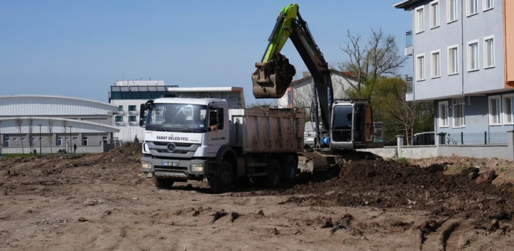 Tekirdağ Saray Belediyesi’nden dev hizmet! Kentpark projesinde otopark, altyapı ve peyzaj çalışmaları tamamlanıyor. Teknik ekibin incelemeleri ve projenin detayları haberimizde.