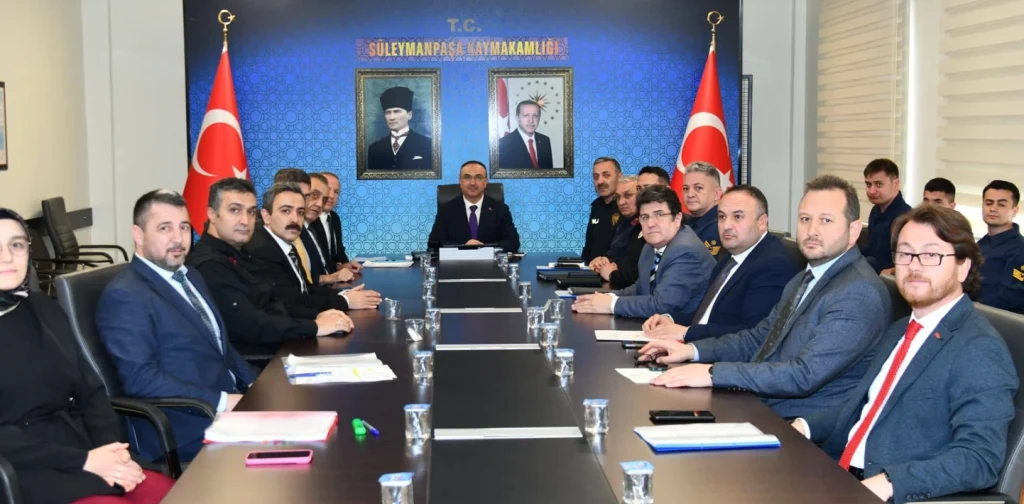 Tekirdağ Valiliği, yaz sezonu öncesi plajlarda güvenlik ve boğulma olaylarını önleme zirvesi gerçekleştirdi. Vali Soytürk başkanlığında dev denetim planı hazırlandı.