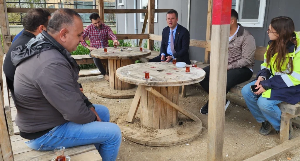 Çorlu Belediyesi, Kemalettin Mahallesi TOKİ inşaat alanındaki yol ve altyapı sorunlarını inceledi. Vatandaş talepleri yetkililere iletildi, denetimler sıkılaştırıldı.