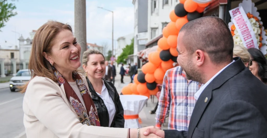 Edirne Babademirtaş Mahallesi'nde açılan Trak Pilav Edirne, Berkay Edirne ve ailesinin girişimiyle kapılarını açtı. Edirne'nin yeni lezzet noktası hakkında detaylar haberimizde.