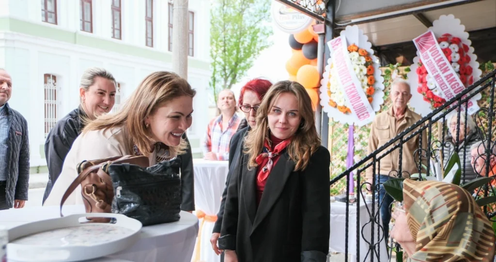 Edirne Babademirtaş Mahallesi'nde açılan Trak Pilav Edirne, Berkay Edirne ve ailesinin girişimiyle kapılarını açtı. Edirne'nin yeni lezzet noktası hakkında detaylar haberimizde.