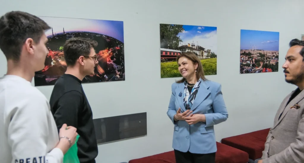 Trakya Üniversitesi Balkan Yerleşkesi Merkez Kütüphanesi'nde vize mesaisi yapan öğrencilerle buluşan Belgin İba, gençlere moral desteği ve başarı dileklerini iletti.