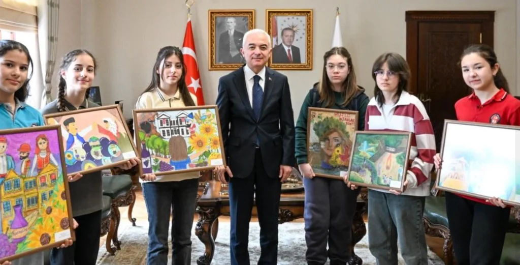 Kırklareli Valisi Uğur Turan, Turizm Haftası resim yarışması kazananlarıyla buluştu. Şehrin kültürel ve sanatsal geleceği gençlerin fırçalarında şekilleniyor.
