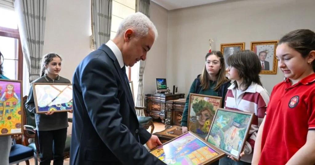 Kırklareli Valisi Uğur Turan, Turizm Haftası resim yarışması kazananlarıyla buluştu. Şehrin kültürel ve sanatsal geleceği gençlerin fırçalarında şekilleniyor.