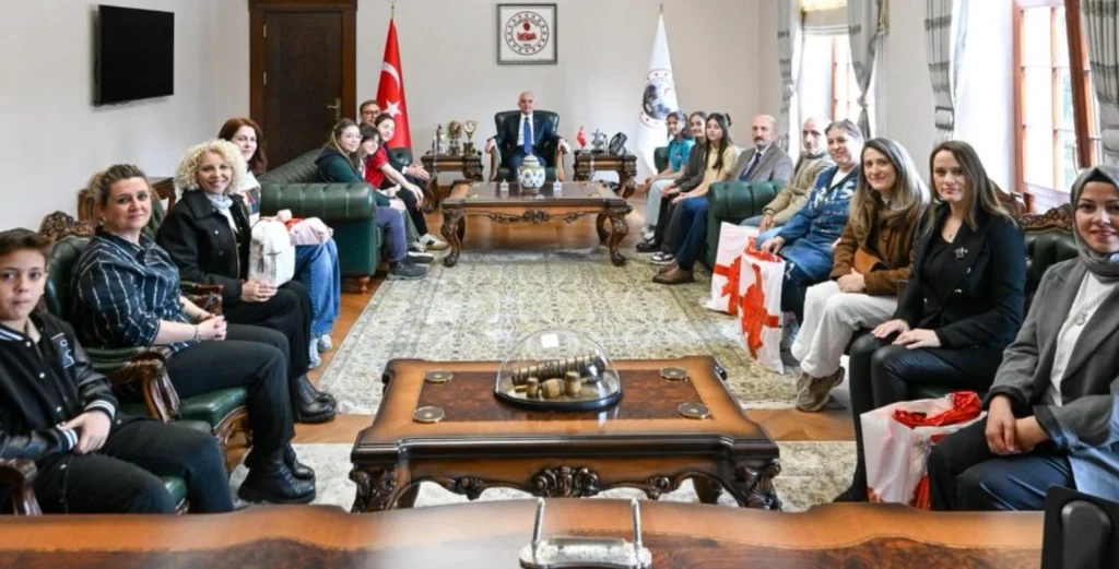 Kırklareli Valisi Uğur Turan, Turizm Haftası resim yarışması kazananlarıyla buluştu. Şehrin kültürel ve sanatsal geleceği gençlerin fırçalarında şekilleniyor.