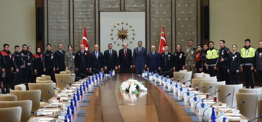 Türk Polis Teşkilatı 181 yaşında! Cumhurbaşkanı Erdoğan, 10 Nisan Polis Günü kapsamında Bakan Mustafa Çiftçi ve heyetini kabul etti. Külliye'deki gurur günü detayları haberimizde.