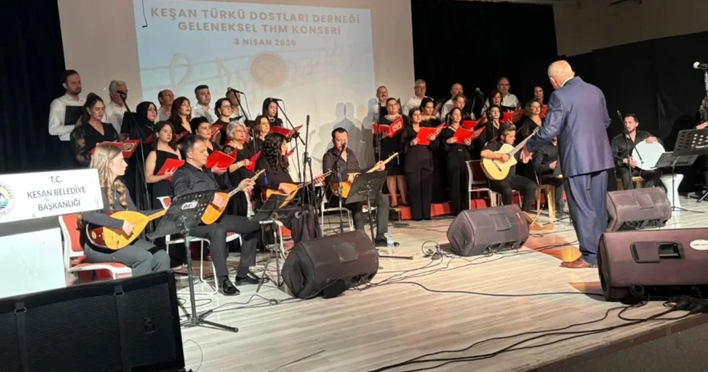 Keşan Belediyesi, Türkü Dostları Derneği'nin muhteşem Türk Halk Müziği konserine destek verdi. Anadolu ezgilerinin yankılandığı gecenin detayları ve belediyenin sanat vizyonu haberimizde.