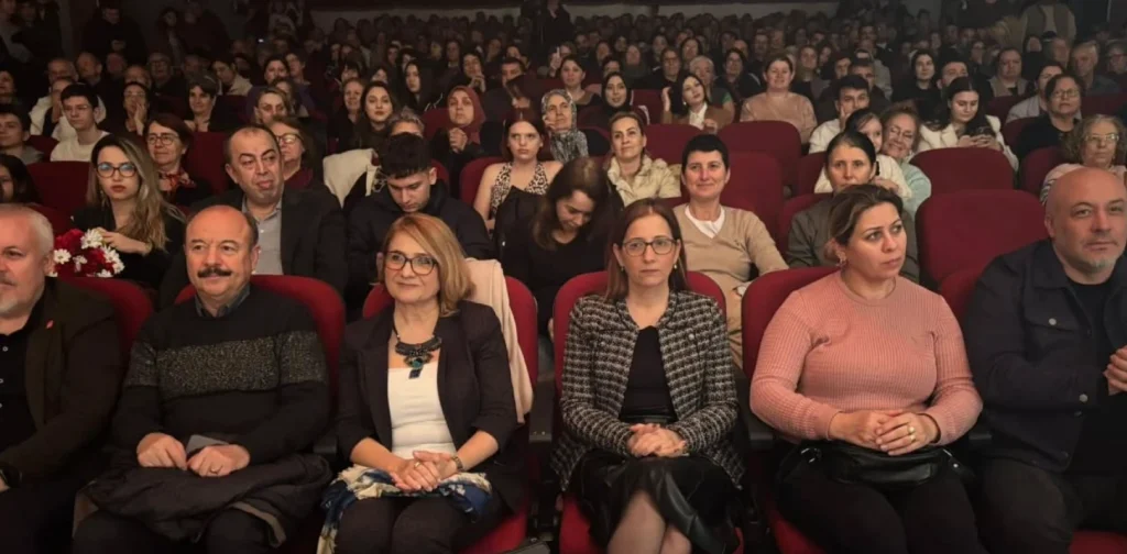 Keşan Belediyesi, Türkü Dostları Derneği'nin muhteşem Türk Halk Müziği konserine destek verdi. Anadolu ezgilerinin yankılandığı gecenin detayları ve belediyenin sanat vizyonu haberimizde.