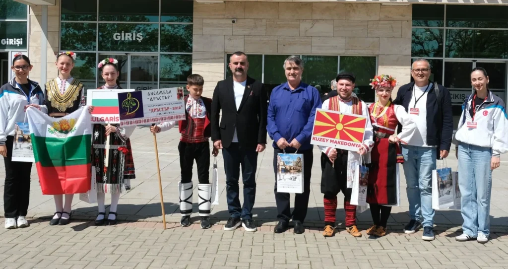 Uzunköprü Belediyesi ve Başkan Ediz Martin, 23 Nisan Çocuk Festivali'nde yurtdışından gelen halk oyunları ekiplerini ağırladı. Uluslararası barış festivalinin detayları.