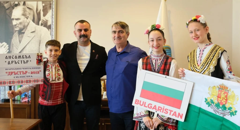 Uzunköprü Belediyesi ve Başkan Ediz Martin, 23 Nisan Çocuk Festivali'nde yurtdışından gelen halk oyunları ekiplerini ağırladı. Uluslararası barış festivalinin detayları.