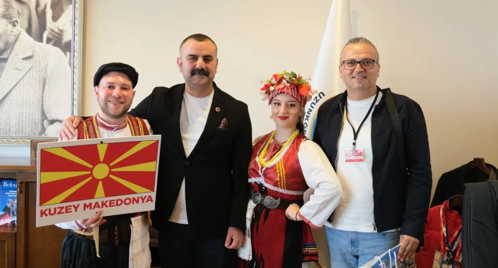 Uzunköprü Belediyesi ve Başkan Ediz Martin, 23 Nisan Çocuk Festivali'nde yurtdışından gelen halk oyunları ekiplerini ağırladı. Uluslararası barış festivalinin detayları.