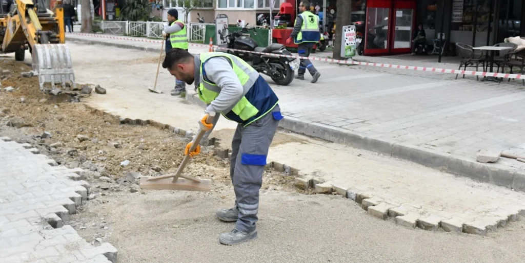 Çanakkale İnönü Caddesi'nde üstyapı yenileme çalışmaları tüm hızıyla devam ediyor. Fen İşleri Müdürlüğü ekipleri kilit parke taşı ve zemin iyileştirme yapıyor.